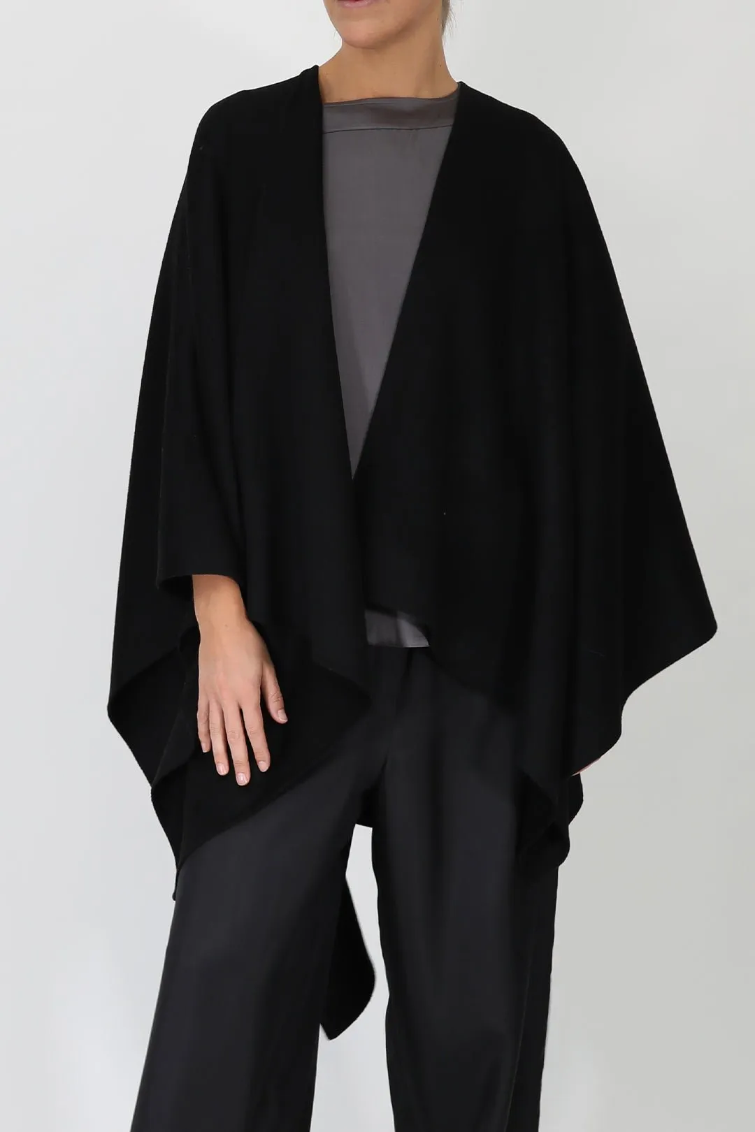 ALPINE CAPE IN PURE CASHMERE